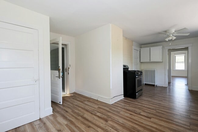 Foto del edificio - 54 W Branchville Rd