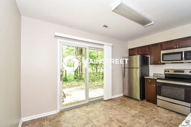 Building Photo - 2 Bedroom Pet-Friendly Home in Louisville, KY with Main Street Renewal