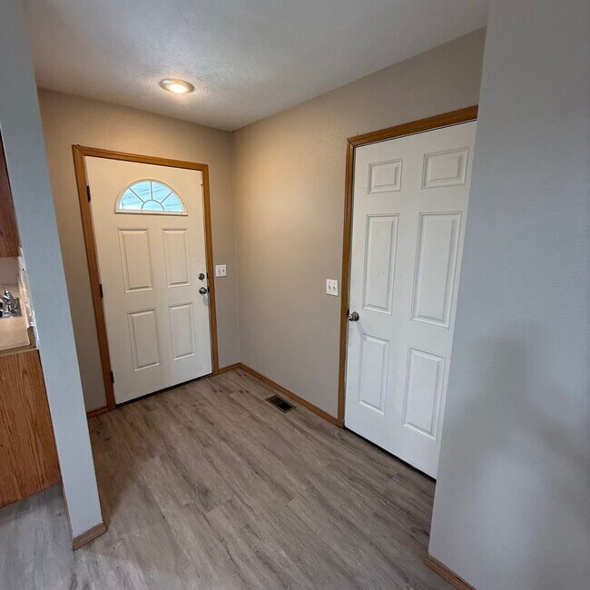 Foto del edificio - 2 bedroom 2 bath Duplex in Clever Won't la...