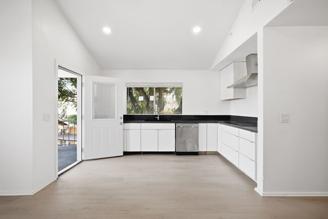 Building Photo - 611 W Mission St