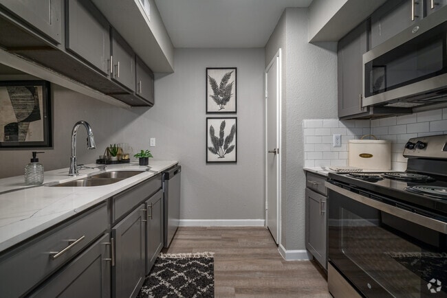 1BR, 1BA - 827SF - The Sutton Apartments