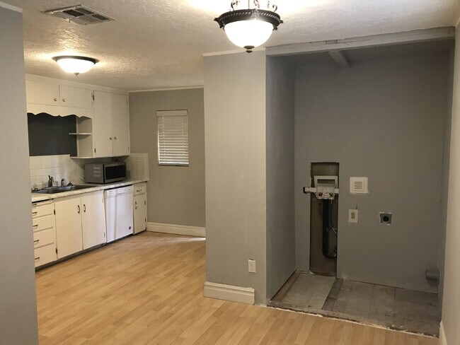 Building Photo - "Spacious 2-Bed, 2-Bath Condo Retreat in S...