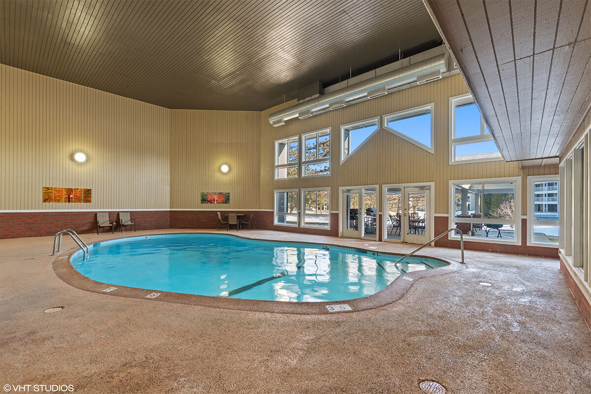 Spa bajo techo en Grand Pre East en Little Canada, Minnesota - Grand Pre East