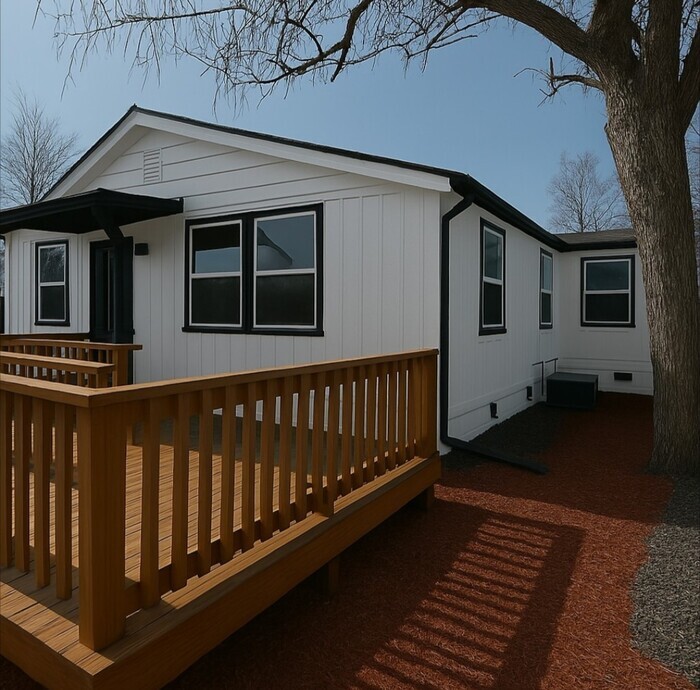 Foto principal - Spacious 6 Bedroom Home w/ Room for Everyone!