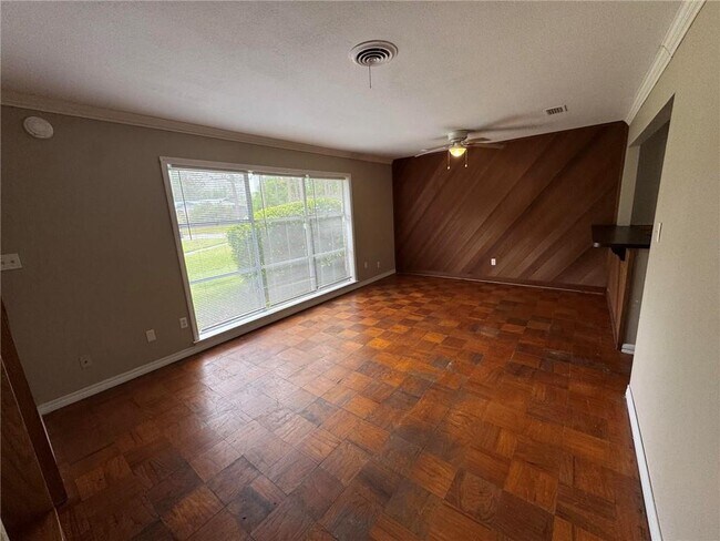 Foto del edificio - 5855 Woodvale Dr