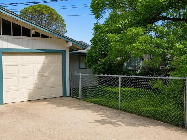 Building Photo - 4812 Avenue H