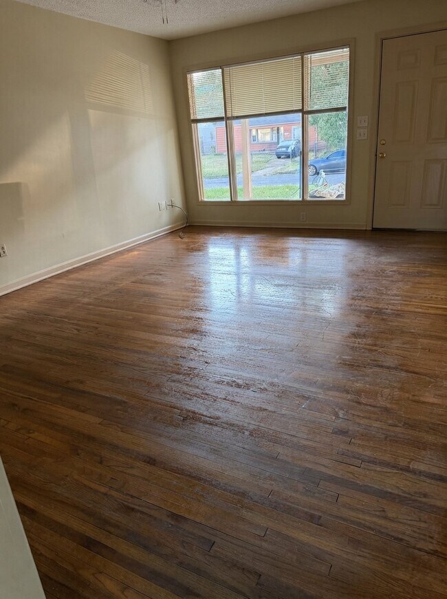 Foto del edificio - 2368 N Erie Ave