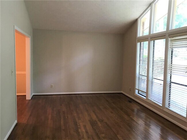 Foto del edificio - 5244 Tall Oak Dr