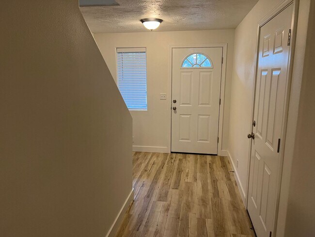 Building Photo - Freshly updated 3 bedroom 1 1/2 bathroom d...