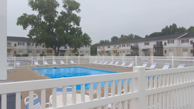Building Photo - Sterling Pointe Apartments