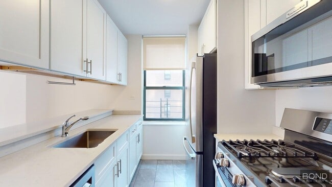 Building Photo - 247 W 87th St