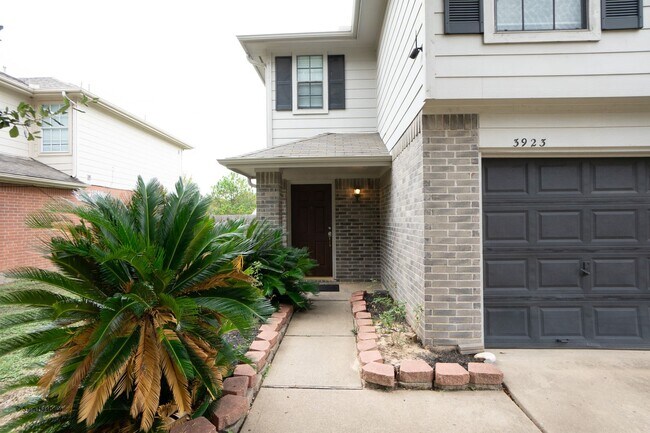 Building Photo - Move In Ready Single Family Home Located i...