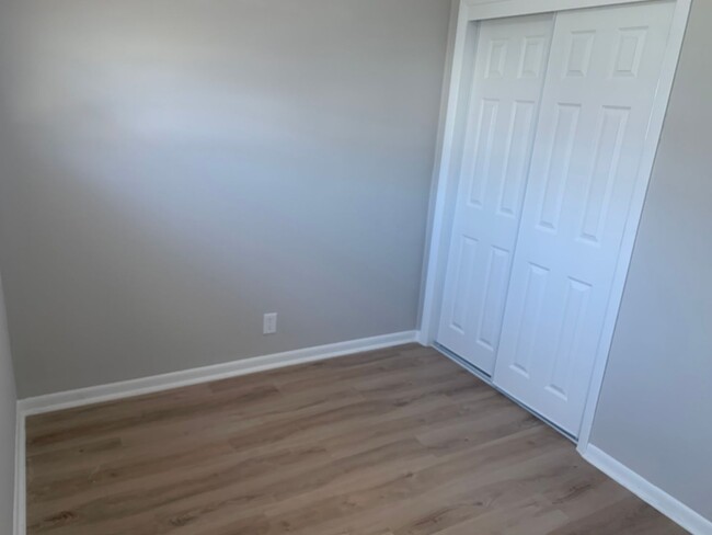 Building Photo - $1095 - 3 bedroom / 1 bathroom - Single Fa...