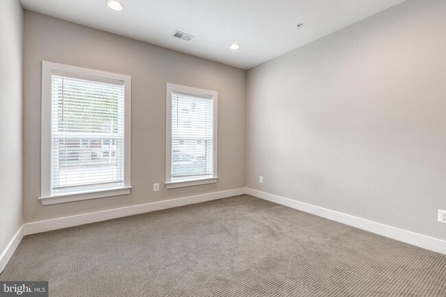 Building Photo - 909 Grundy St