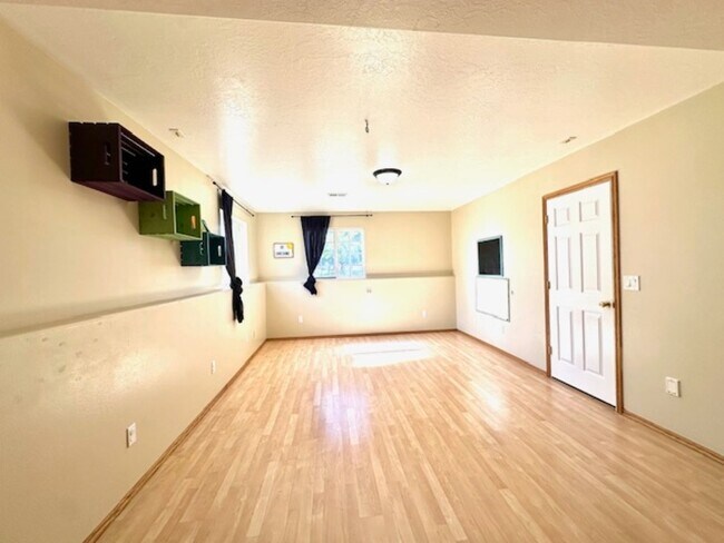 Foto del edificio - 1043 Hyrum Blvd