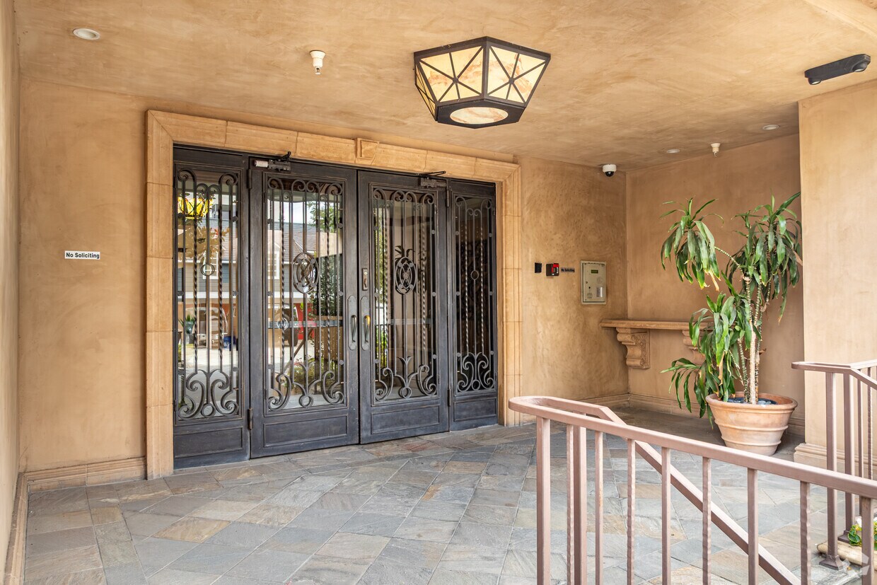 Entrada - 4350 Vantage Ave