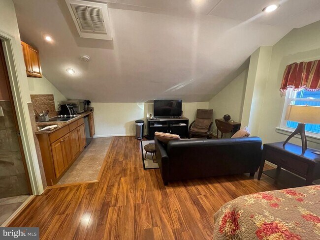 Studio - 3029 Clinton St NE