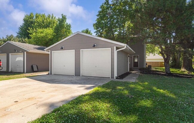 Building Photo - 1639 Pleasant View Dr