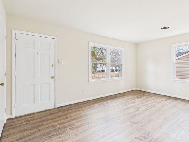 Building Photo - 1018 Barlen Dr