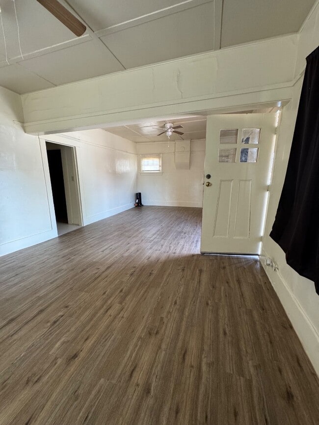 Building Photo - 705 N Kinsley Ave