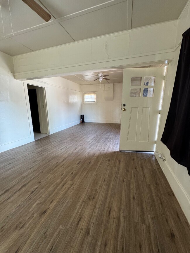Foto del edificio - 705 N Kinsley Ave