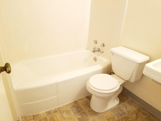 Baño - Medford Plaza Apartments