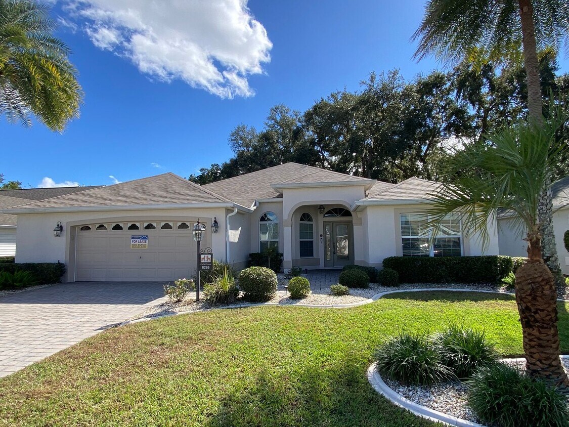 Foto principal - Gorgeous 3 + 2 Turnkey ANNUAL Lease w/Swim Spa & Large Private Screened in Patio In The Village o...