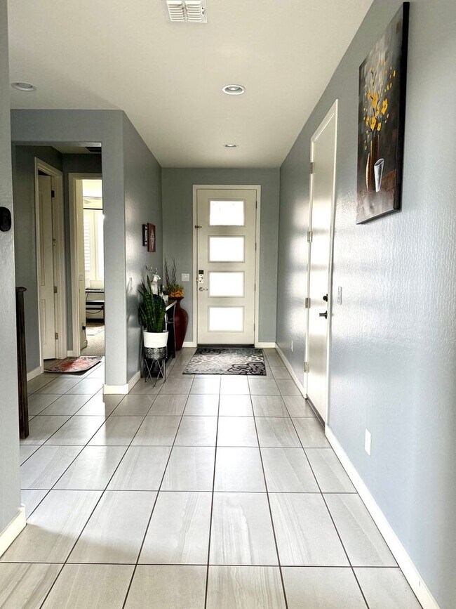Foto del edificio - Spacious House with 4BR 3 Bath and 1 offic...