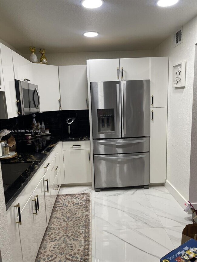 Building Photo - 7120 Fairway Dr