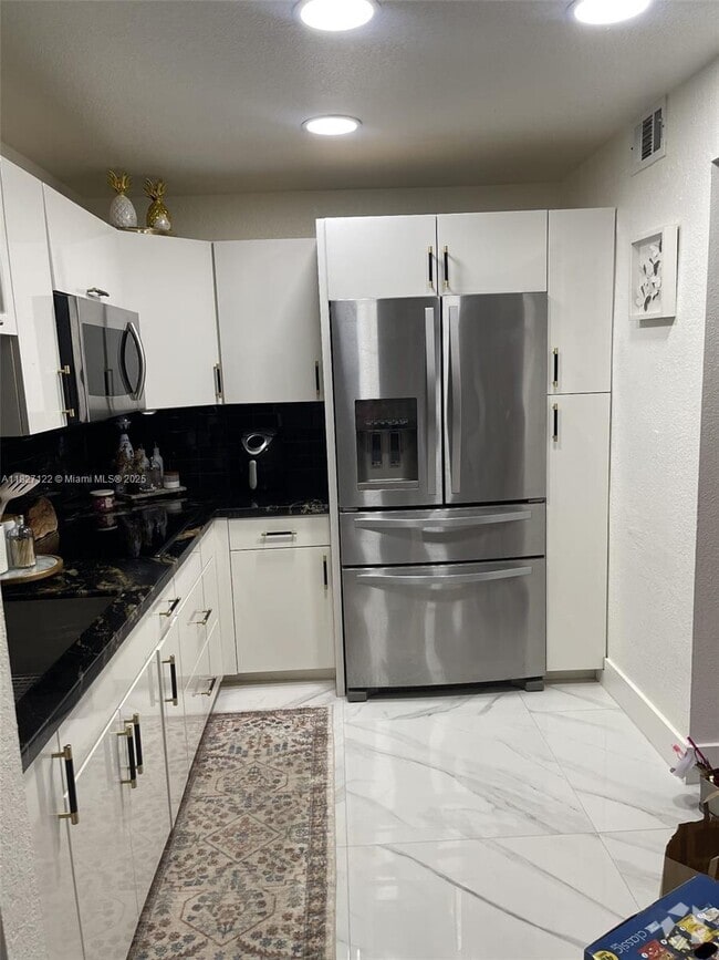 Building Photo - 7120 Fairway Dr