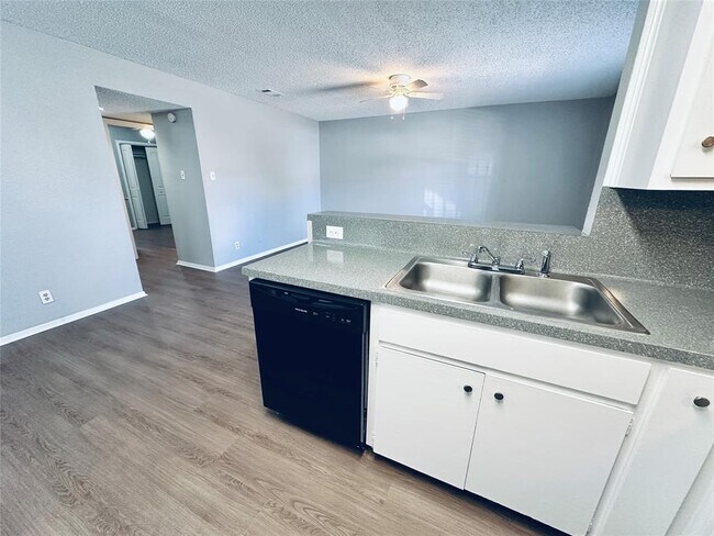 Foto del edificio - 5500 Rose Hill Cir