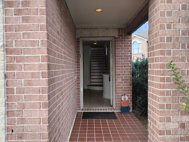 Building Photo - 5941 S Loop E