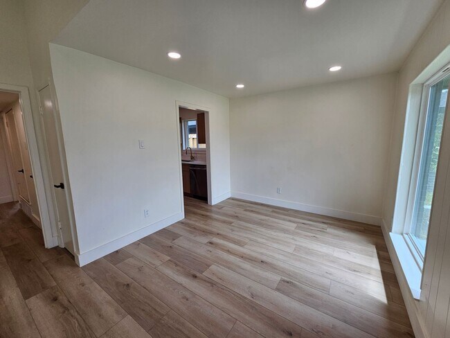 Building Photo - 1727 R Avenue