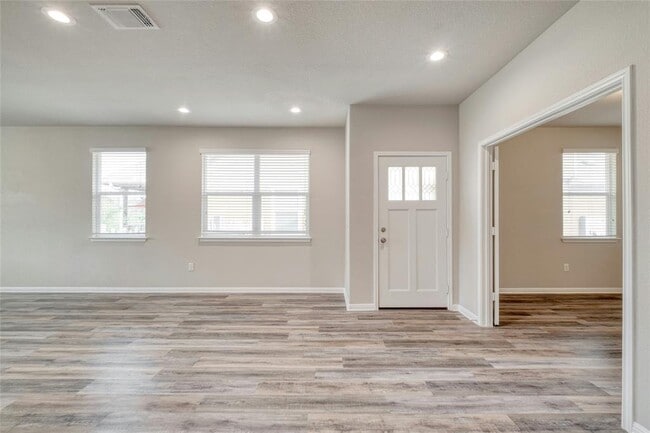 Foto del edificio - 1701 Logan Dr