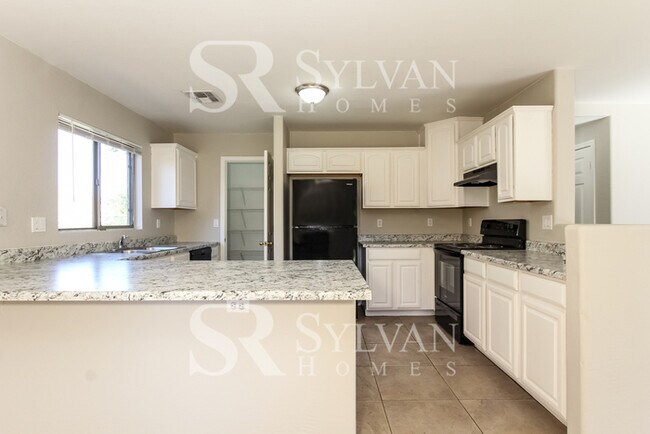 Foto del edificio - Fall in love with this 5 bedroom, 3 bathro...
