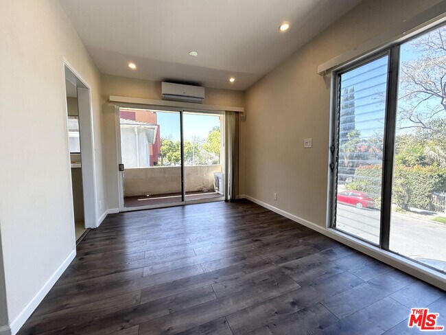 Foto del edificio - 1148 N Formosa Ave