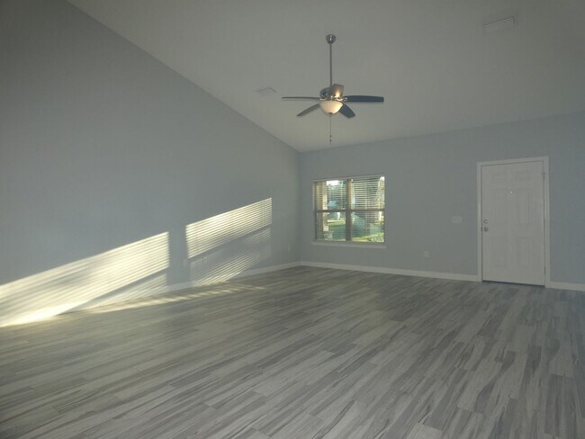 Foto del edificio - Spacious 3-Bedroom Home - Half Acre Lot