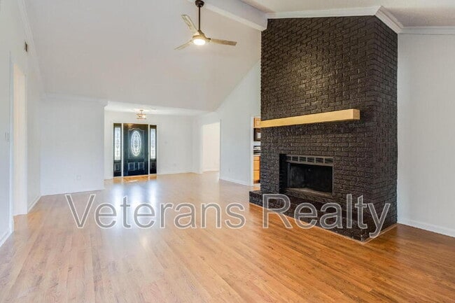 Foto del edificio - 1210 Spring Dr