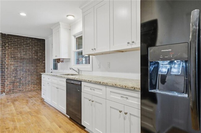 Foto del edificio - 1460 Hillcrest Dr