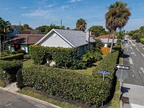 Building Photo - 629 N Lakeside Dr