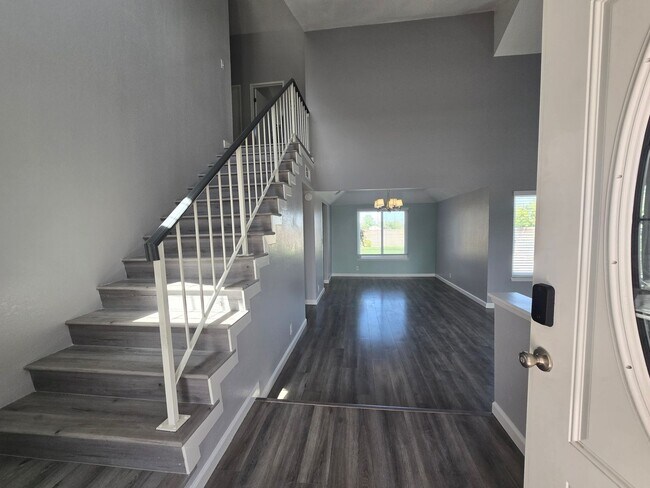 Foto del edificio - Room for Rent – 1621 W Newgrove St, Lancaster, CA 93534