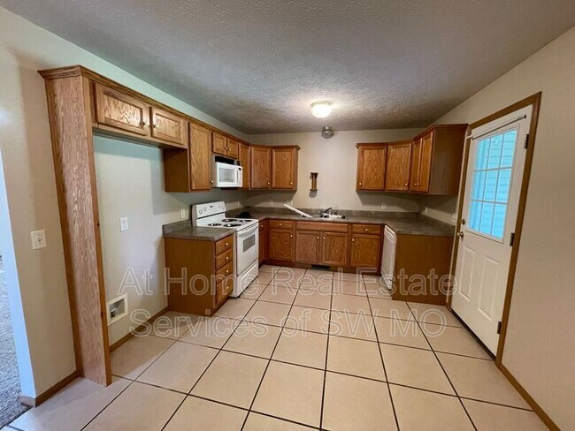 Building Photo - 4305 W La Siesta St