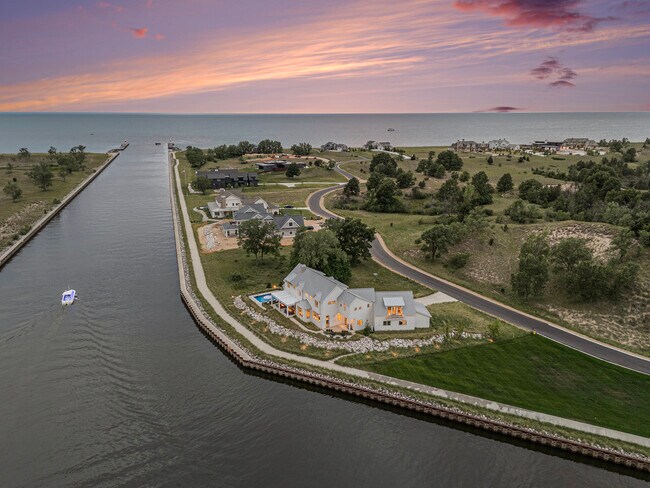 Foto del edificio - 6736 Saugatuck Bch Rd