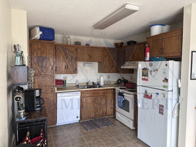 Building Photo - 2 Bedroom 1 Bathroom Apartment