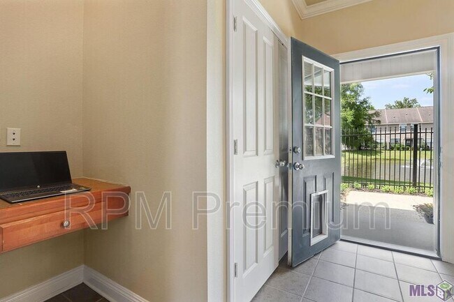 Building Photo - 2136 Belle Pointe Alley
