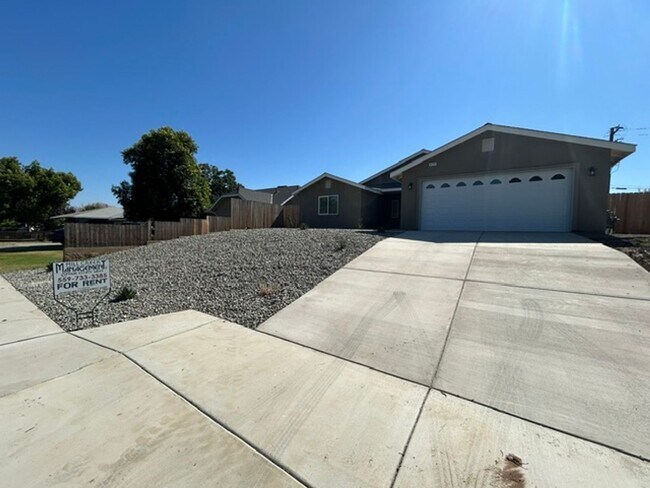 Foto del edificio - Brand New 3 Bedroom 2 Bathroom Home in Woodlake!