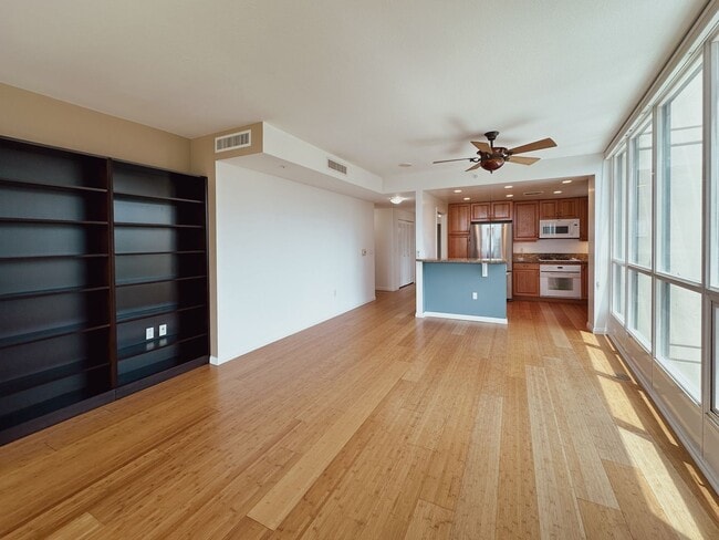 Building Photo - Modern 2 Bed, 2 Bath Condo in the Heart of...
