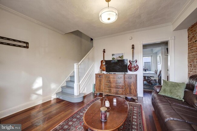 Building Photo - 1123 3rd St NE