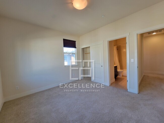 Building Photo - 2571 Fairview Dr