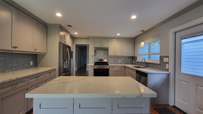 Foto del edificio - 5126 Darnell St